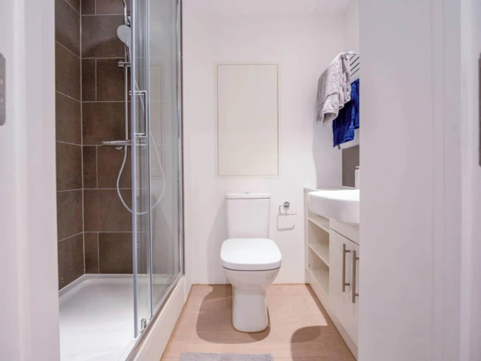 Bathroom, Student Only, Elegant Bronze Studio in Paddington, London