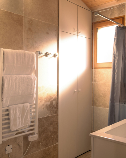 Bathroom 5, Les Chalets du Lac de Montréjeau, Haute-Garonne