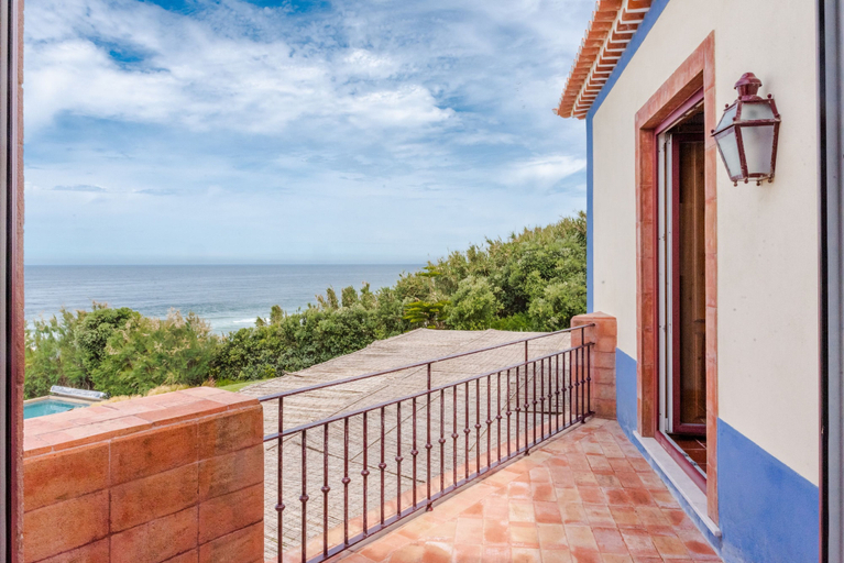 Room 4, Beachfront Recluse by Cadenzalux, Sintra