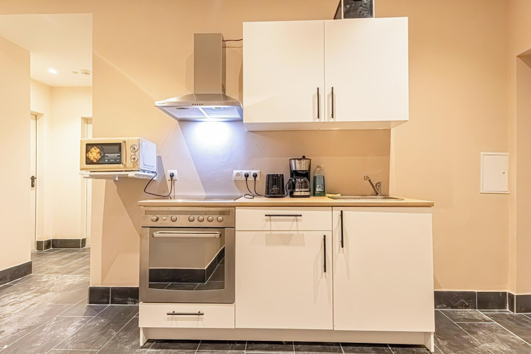 Private kitchen 5, 4BR Apartment for Groups Near Stadthalle, Wien