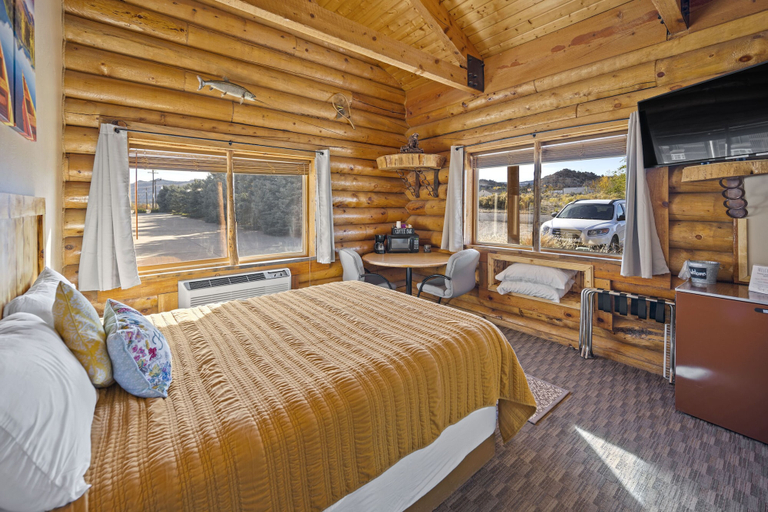 Bedroom 3, Ponderosa Inn, Garfield
