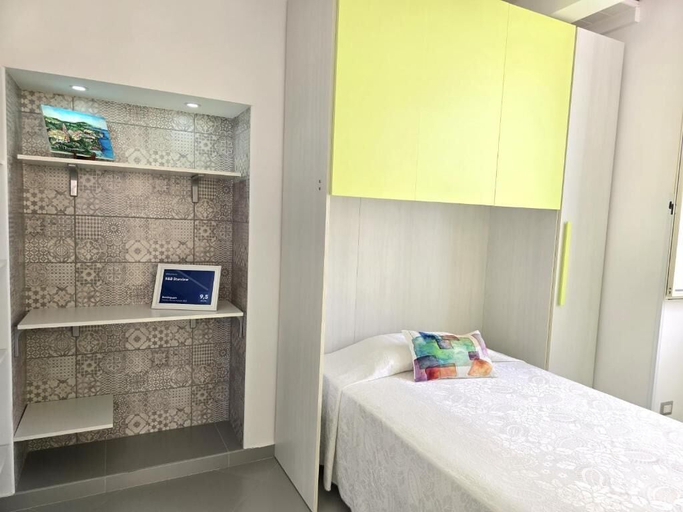 Room 5, Starview, Napoli