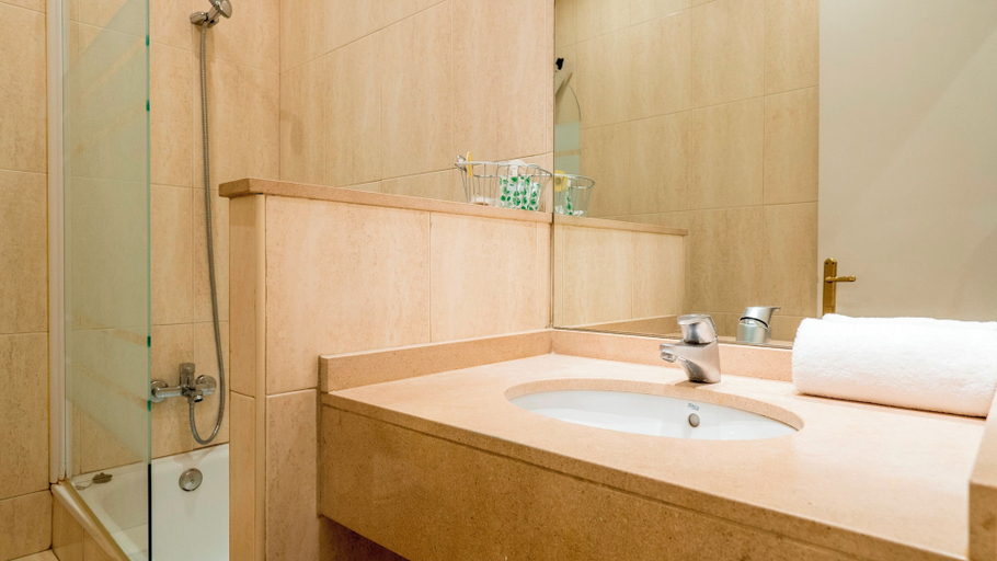 Bathroom 3, BeBarceloner Poble Nou Apartments, Barcelona