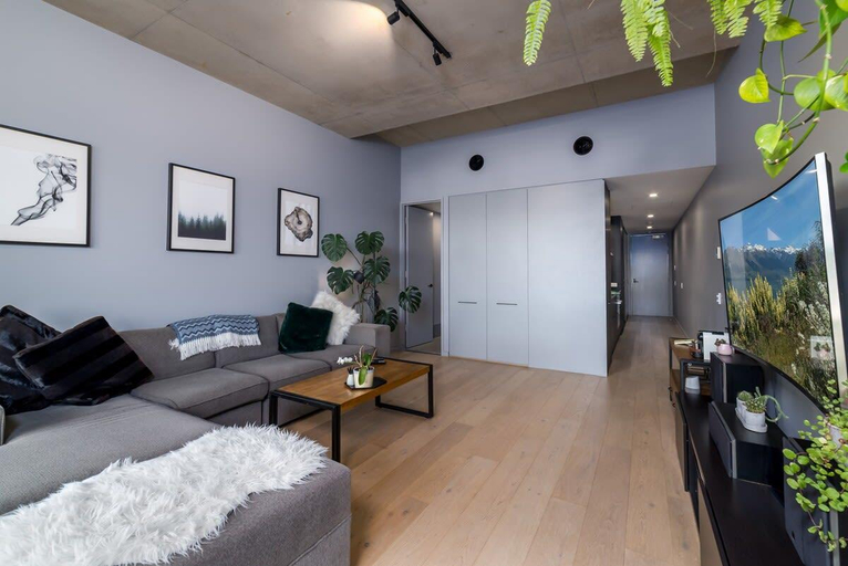 Others 5, Stunning 1BR Apartment with Water Views, Canberra
