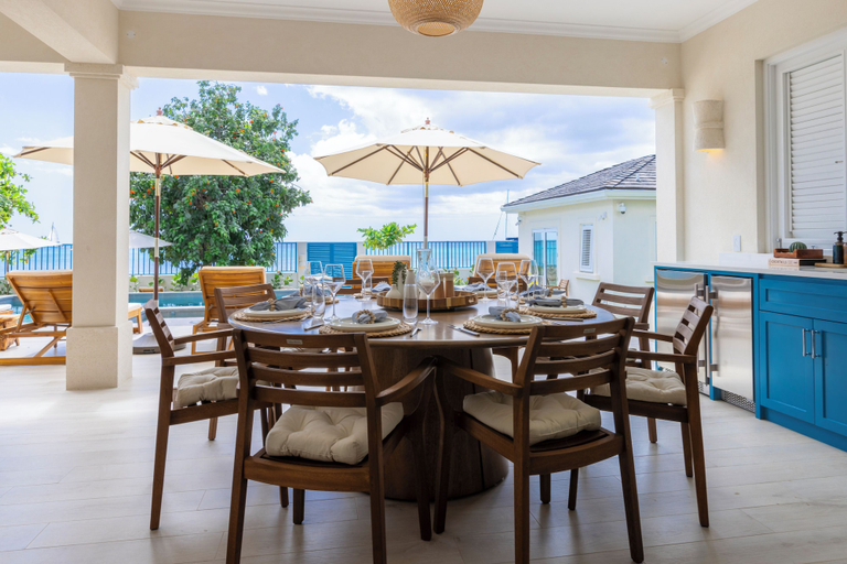 Family dining, Kaiso Beachfront Villa