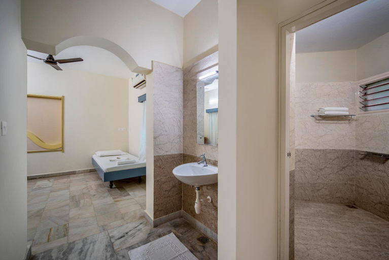 Bathroom 4, Hotel Sadhabishegam, Nagappattinam