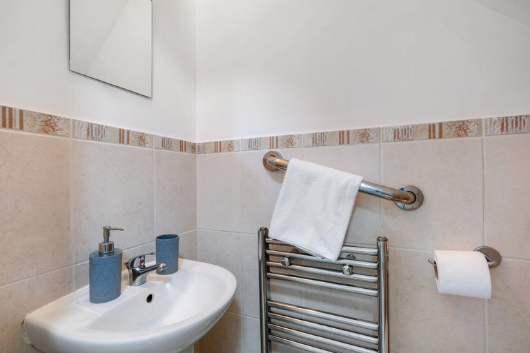 Bathroom 2, Isher 3 Bedroom 2 Bath Hse with Parking, London