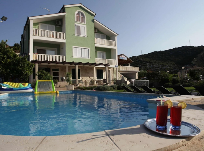 Sport & Beauty 4, Villa Šolo Peaceful Nature Park Getaway, Ploče