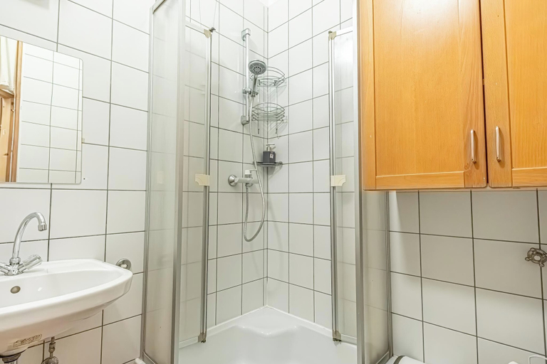 Bathroom 4, Affordable Apartment Near Stadthalle, Wien