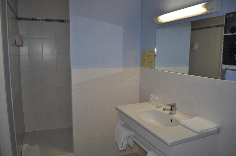 Bathroom 4, Hotel Du Rocher, Hérault