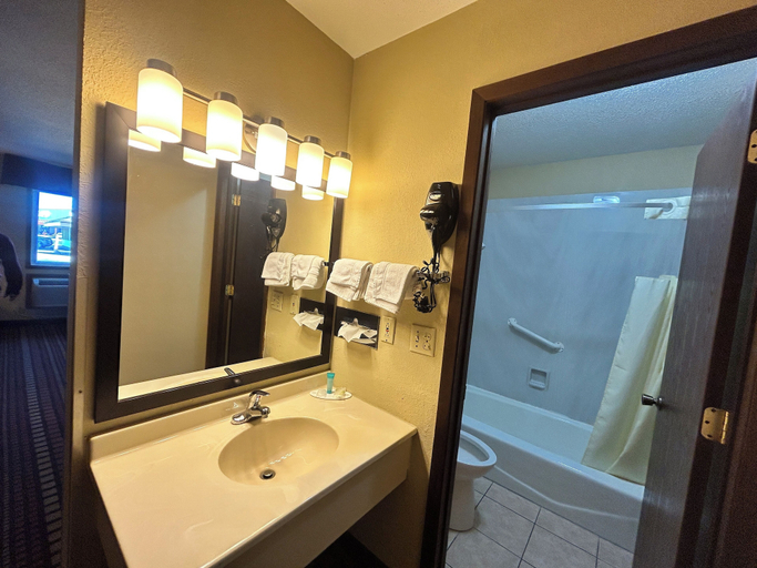 Bathroom 5, Relax Inn, Adair