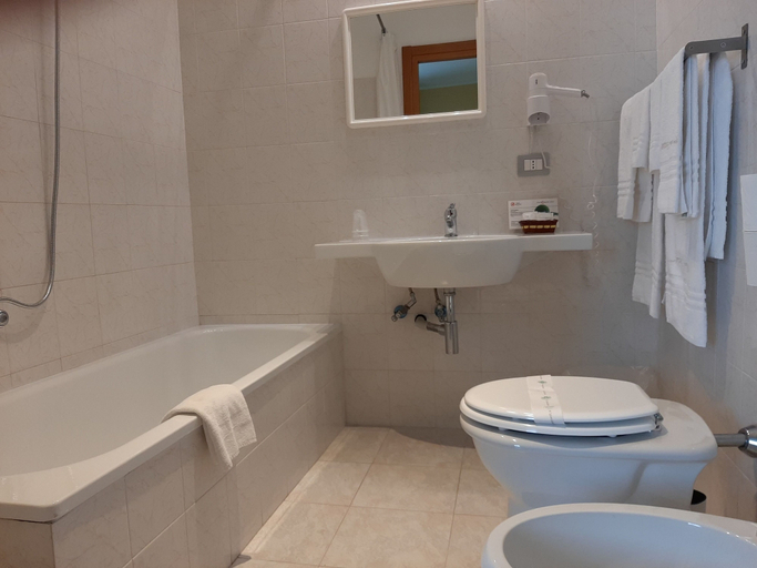 Bathroom 5, Albergo Conte Max, Isernia