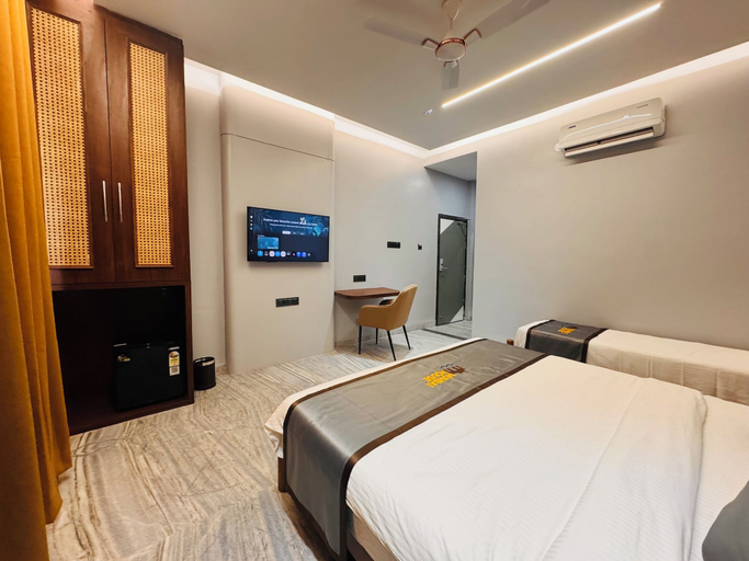 Room 5, Hotel Mumbai House - Pithampur, Dhar