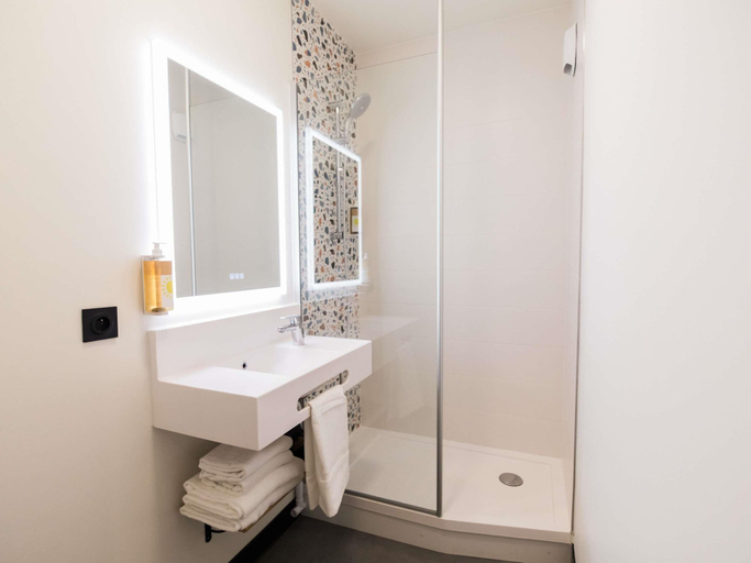 Bathroom 4, Greet Hotel Brest Aéroport, Finistère