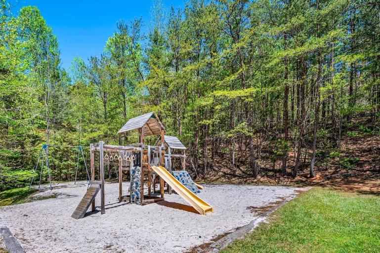 Room 3, Indoor Pool Hot Tub Sleeps 6 Mountain Views, Sevier