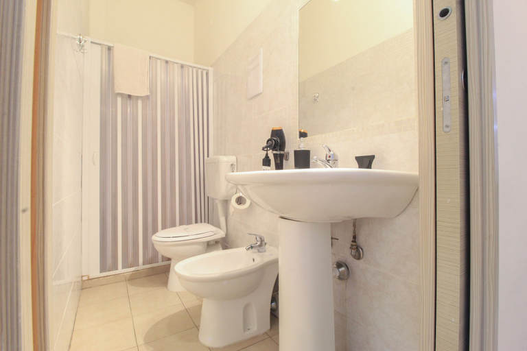 Bathroom 4, catania airport room low cost, Catania