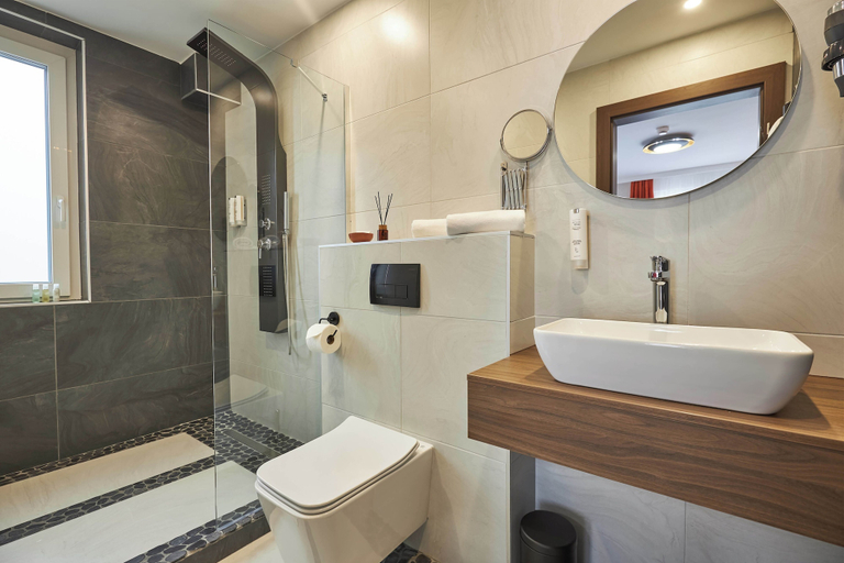 Bathroom 3, Crystal Hotel, Hajdúszoboszló