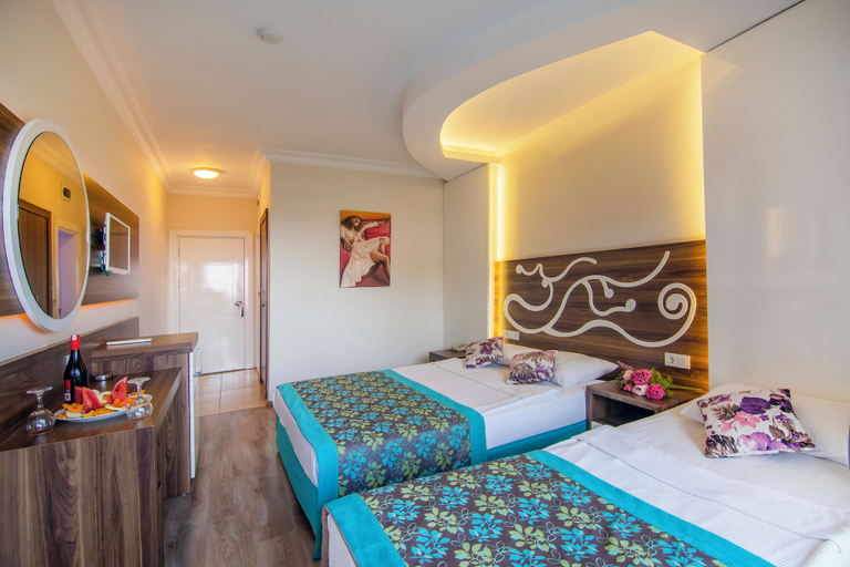 Bedroom 2, Kleopatra Blue Hawaii Hotel, Alanya