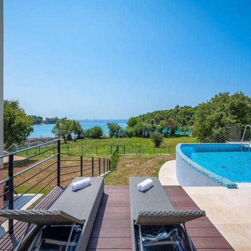 Room 2, Villa Cedar - Fully Equipped Villa With 4 big Rooms for 8 Guests and a Seaview, Pula
