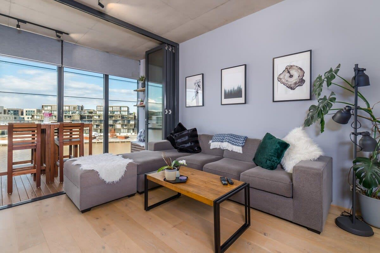 Others 4, Stunning 1BR Apartment with Water Views, Canberra