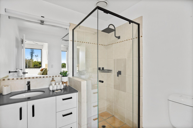 Bathroom 2, Pristine 2-Bed Apartment with Pool and Balcony, Noosa - Sunshine-Peregian