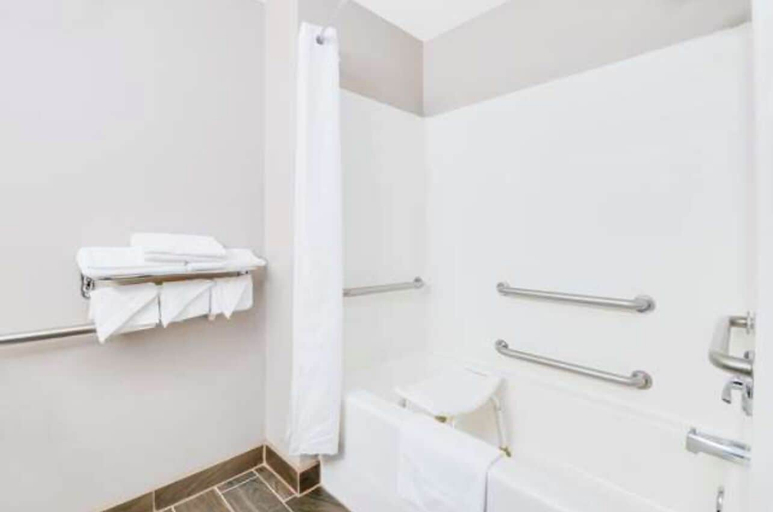 Bathroom 4, Super 8 by Wyndham Sisseton, Roberts