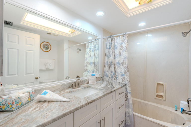 Bathroom 5, Carlos Pointe #233, Lee