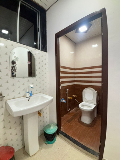 Bathroom 4, Hotel Moti Palace, Sikar