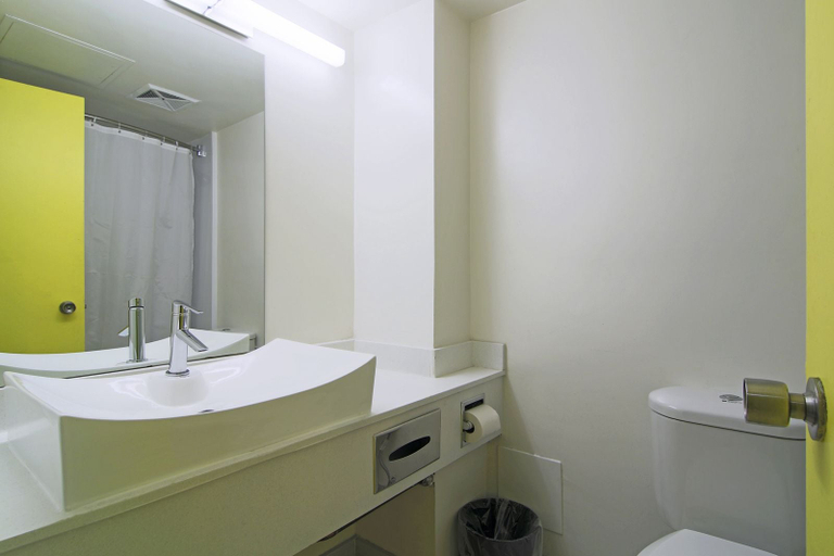 Bathroom 5, Parkside Student Residence, Toronto