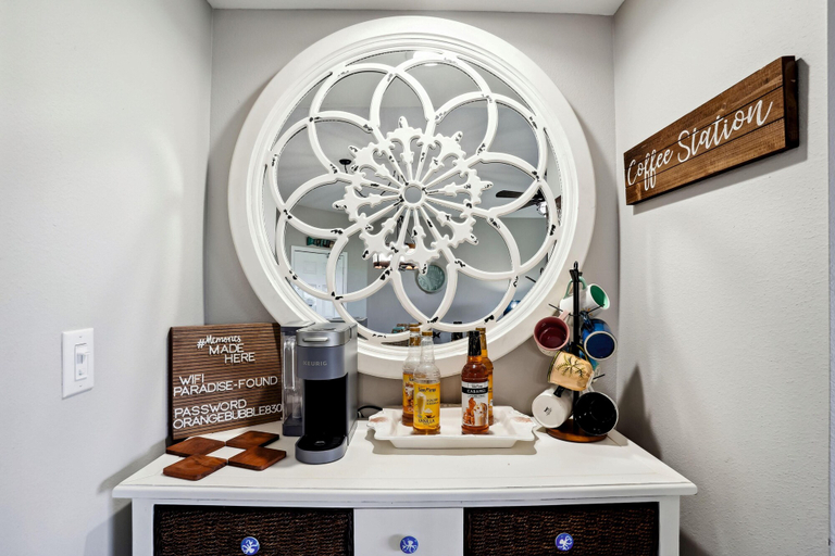 Food & Drinks, Mariner's Pointe 701, Pinellas