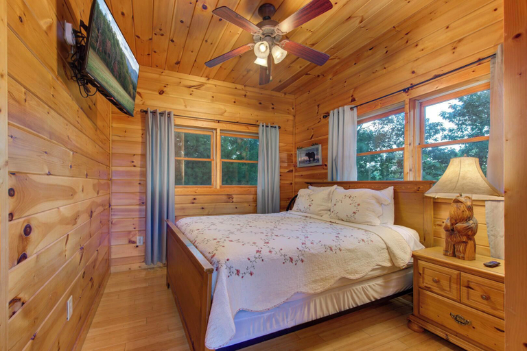 Room 3, Beverly's Bearadise, Sevier
