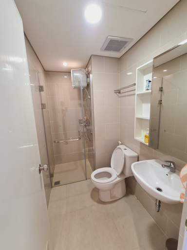 Bathroom, Apartment Lincoln Podomoro Delipark, Medan