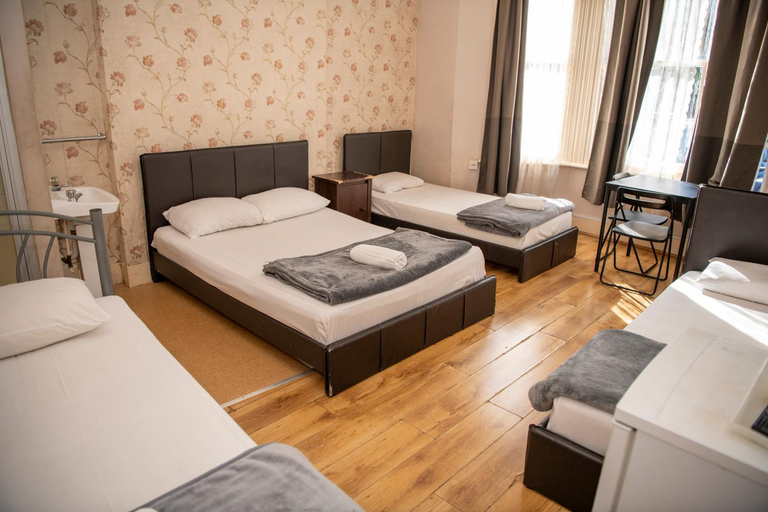 Bedroom 2, The Crystal Lodge Hotel, London