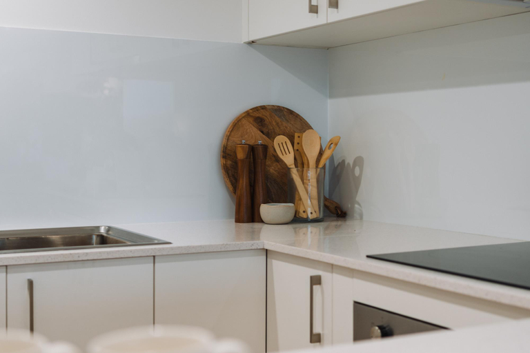 Kitchen 5, Lakeside 3-Bed Apartment with Jacuzzi, Canberra