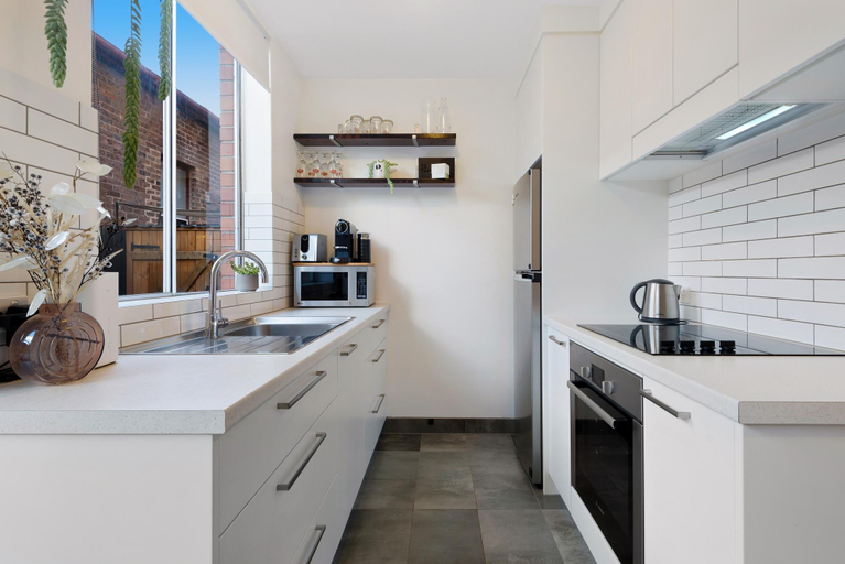 Others 4, Snug St Kilda Apartment with Private Courtyard, Melbourne