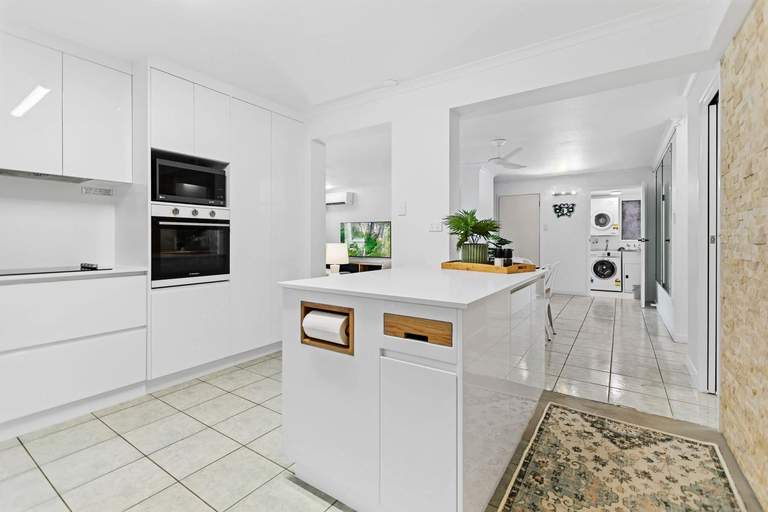 2, Rainforest and Reef Retreat Esplanade Ground Floor Apartment, Cairns