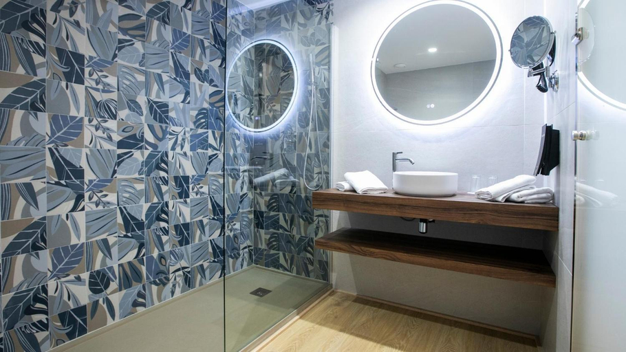 Bathroom 5, Evenia Olympic Suites, Girona