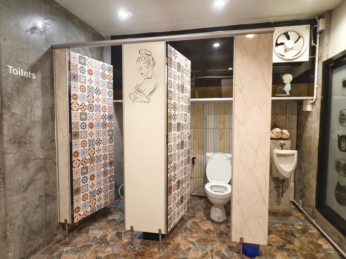 Bathroom 4, Check-in My Hostel, Pathum Wan