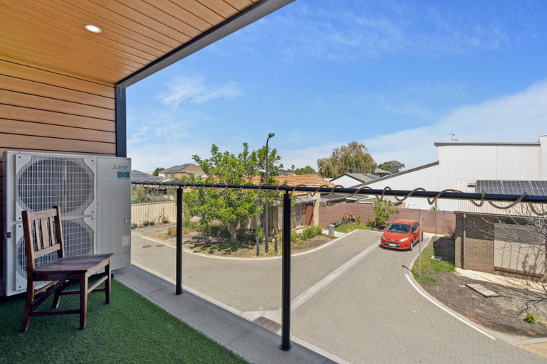 Balcony/terrace, Bright 2-Bed Townhouse with Balcony & Garage, Adelaide