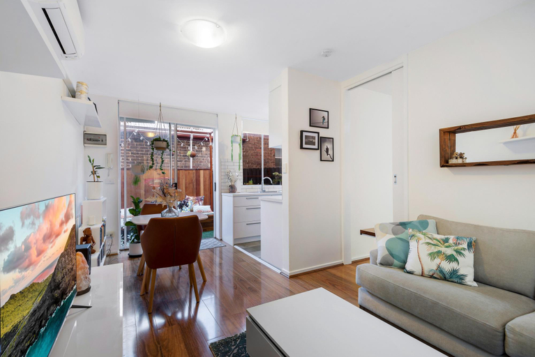 Others 5, Snug St Kilda Apartment with Private Courtyard, Melbourne