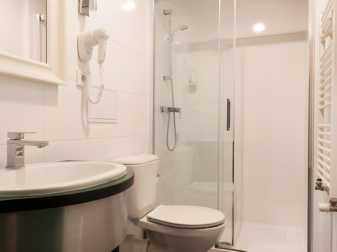 Bathroom 4, Hotel Mala Strana, Praha 1