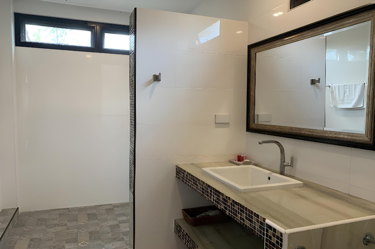 Bathroom 4, Busaya Resort & Cuisine, Muang Nakhon Pathom