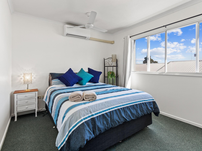Bedroom 5, Spacious Esplanade Apartment with Rooftop Access, Hervey Bay - Pt A