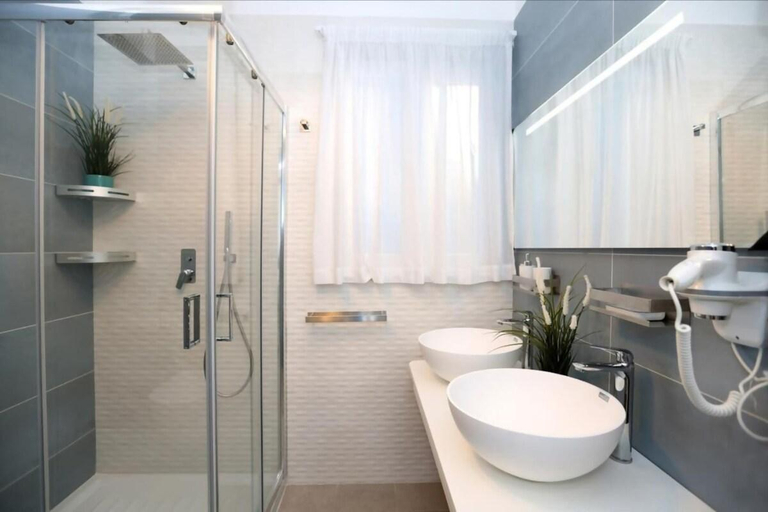 Bathroom 2, Villa Dei SRLS -Quadrupla, Salerno