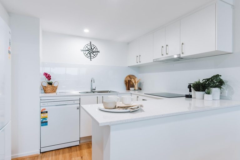 Bathroom 1, Lakeside 3-Bed Apartment with Jacuzzi, Canberra