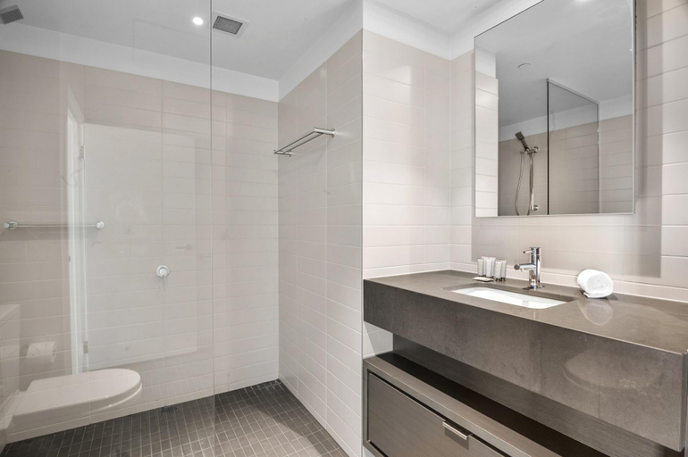Bathroom 2, Stunning 2-Bed Apartment with Water Views, Melbourne