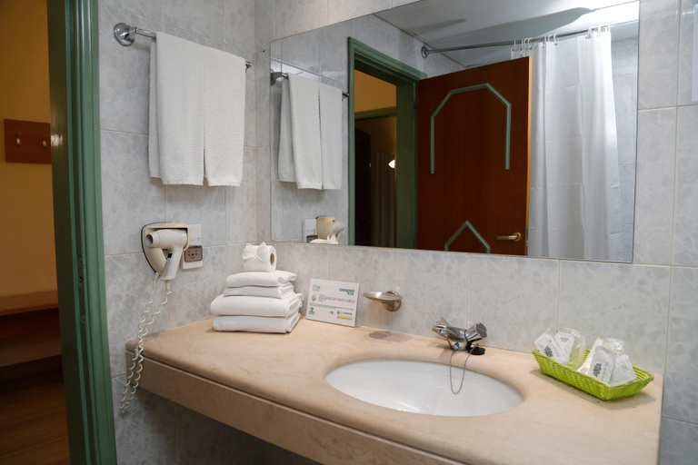 Bathroom 4, The Ondamar Hotel, Albufeira