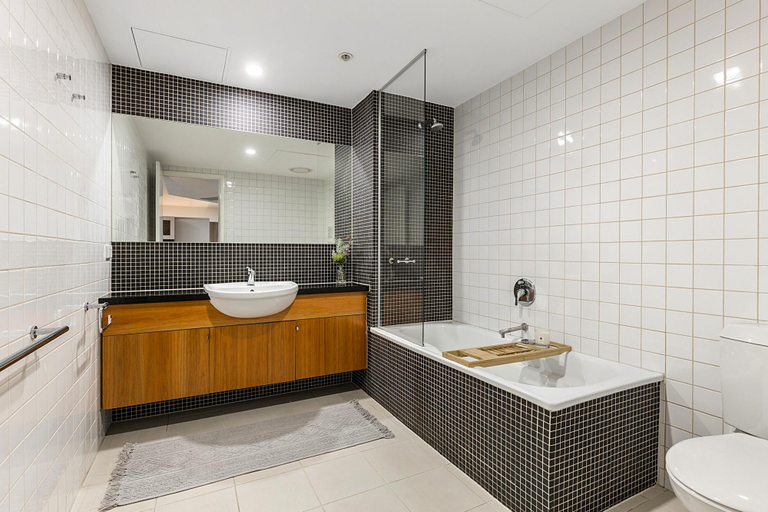 Bathroom 2, Executive Unit with Pool and Gym near Riverfront, Melbourne