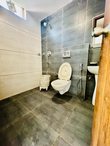 Bathroom, Royal Residency, Kullu