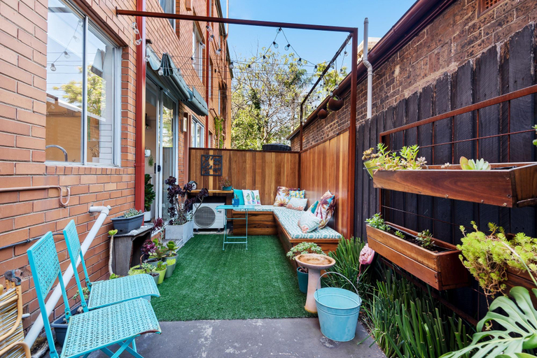 Others 5, Snug St Kilda Apartment with Private Courtyard, Melbourne